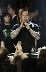 Michael Poulsen fra Volbeat tager imod prisen for Bedste Danske Metal udgivelse i 2007, dvs. aftenens hovedpris. Foto: Jacob Dinesen.