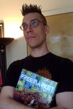 Jared Sorenson med et eksemplar af 'Freemarket'