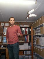 Lars fortæller om udgivelsesprocessen - bemærk, at Englen hænger ned fra loftet
