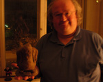 Morten med en lerfigur af ham selv. En gave fra Henning Kure, så vidt vi husker.