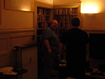 Morten og Planet Pulps Jacob Krogsøe kaster et blik på DVD-samlingen.