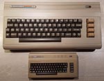 Øverst en original Commodore 64 i den klassiske brødkasse-model. Nederst en C64 Mini.