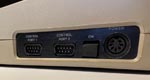 På højre side af Commodore 64'eren sad strømstikket, on/off-knappen og de to 