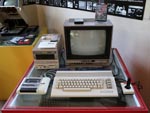 Opstilling af en Commodore 64C med tilbehør på Museo degli Strumenti per il Calcolo i Pisa. Opstillingen er lidt usædvanlig, idet der er to diskettestationer, hvilket de færreste havde. Foto: Wikimedia Commons.