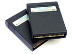 To cartridges til Commodore 64. I dette tilfælde indeholder de to cartridges spil.