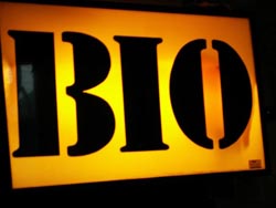 Gammelt bioskilt, der har fundet et godt hjem i Slagtehal 3