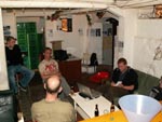 Slagtehallens cafélokale set fra baren - fra venstre Niclas, Erik, Thorkild (med ryggen til kameraet) og Planet Pulps udsendte.