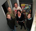 De fem fremmødte i kælderhalsen foran indgangen til Slagtehal 3 - i urets retning: Niclas, Thorkild, Erik, Stine og Mogens.