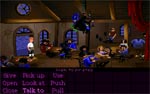 SCUMM-interfacet ses i bunden af skærmen - her er Guybrush lige kommet ind af døren på The SCUMM Bar.