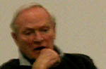 En misfornøjet Julian Glover.