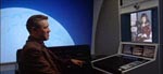 Dr. Heywood R. Floyd (William Sylvester) taler med sin datter over telefonen. Pigen bliver i øvrigt spillet af Kubricks datter.