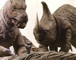 Store dinosaurlignende monstre kæmper internt.