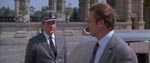 Patrick Macnee i undercover-rollen som Bonds chauffør.