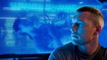 Jake Sully (Sam Worthington) foran tanken, der indeholder hans Avatar. Bemærk i øvrigt at alle billeder i denne anmeldelser er officielle promo-fotos og ikke nødvendigvis faktiske screenshots fra filmen.