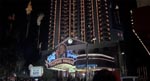 I den dystre version af 1985 har Biff lavet Hill Valley om til en grum udgave af Las Vegas.