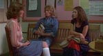 Miss Collins (Betty Buckley) får en alvorssnak med Tommy og Sue (Amy Irving).