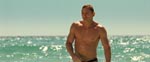 I den nye "første" 'Bond'-film vendes den berømte scene med Ursula Andress om: Nu er det Bond, der stiger op af vandet.