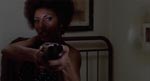 Coffy tager livet af en bagmand i filmens indledning Coffy tager livet af en bagmand i filmens indledning.