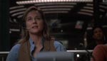 Karen Ross (Laura Linney) taler over satellit med sin eks Karen Ross (Laura Linney) taler over satellit med sin eks.