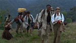 Munro (Ernie Hudson) leder ekspeditionen gennem junglen Munro (Ernie Hudson) leder ekspeditionen gennem junglen.