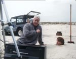 Leslie Nielsen og Ted Danson i en ”hyggelig” stund i 'Something to Tide You Over'.
