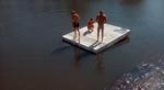 De unge er fanget, monstret ligger og lurer nederst til højre i 'The Raft'.