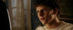 Jimmy (Jesse Eisenberg) sidder og surfer på nettet Jimmy (Jesse Eisenberg) sidder og surfer på nettet.