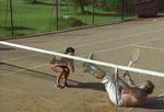 Lagkagekomik på tennisbanen.