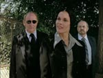 De skulle vel ikke have en hund til salg? Martine Beswick i rollen som satanisk kultleder.