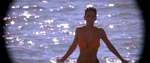 Halle Berry giver den som Ursula Andress i en selvbevidst "remake" af den berømte scene fra 'Dr. No'.