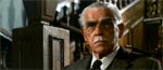 Nahum Witley (Boris Karloff) byder Stephen Reinhart velkommen