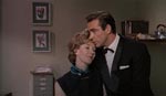 Bonds faste flirt med M's sekretær Miss Moneypenny (Lois Maxwell)