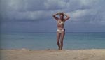 Det nu ikoniske billede af Ursula Andress, der stiger op af vandet Det nu ikoniske billede af Ursula Andress, der stiger op af vandet.