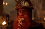 Det store ædegilde på kroen. Lee Arenberg som dværgen Elwood Gutworthy