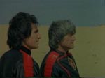 Ali (Aytekin Akkaya) og Murat efter deres landing på den fremmede planet.