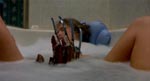 Nancy falder i søvn i badet.