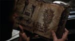 Ash kigger i 'Necronomicon', mens båndoptageren kører i baggrunden