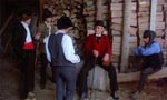 Røverbanden og vor hovedperson - den lapsede fyr med bowlerhatten og den røde jakke.