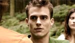 Emilio (Richard Cambridge) er rystet efter at have ramt pigen med bilen