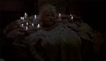 Mrs. Voorhees' afhuggede hovede på et alterlignende bord i Jasons skur.