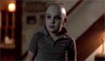 Tommy (Corey Feldman) ved filmens slutning.
