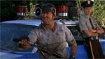 Junior (Ron Sloan), der virker en anelse halvbagt.