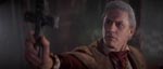 Peter Vincent (Roddy McDowall) forsøger at uddrive den onde vampyr ved hjælp af et krucifiks.