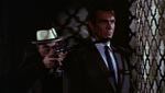 Bond og Kerim Bey (Pedro Armendáriz) tager livet af en bulgarsk agent Bond og Kerim Bey (Pedro Armendáriz) tager livet af en bulgarsk agent.