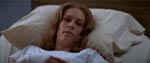 Laurie Strode (Jamie Lee Curtis) i sygesengen.