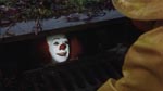 Pennywise the Clown får sig snart endnu et offer i en sekvens, der er meget trofast over for bogen.