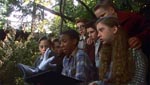 Hele børnecastet, der i denne scene har et ubehageligt møde med Pennywise.