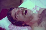 Den dødssyge amerikaner (Harry Reems) i en ekstatisk stund - bemærk den imponerende skovsnegl Den dødssyge amerikaner (Harry Reems) i en ekstatisk stund - bemærk den imponerende skovsnegl.
