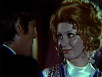 Hovedpersonen Elvira (Gaby Fuchs) sidder og snakker med sin kæreste Marcel (Andrés Resino), på en bar.