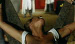 En kvinde tortureres af tempelridderne i et af deres bizarre blodritualer.